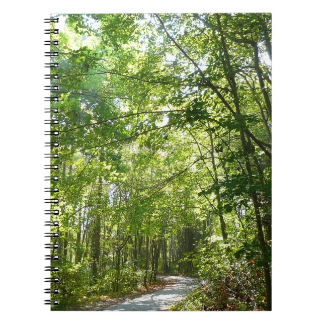 Caderno Espiral Luz do sol sobre o caminho florestal no Centennial (Frente)