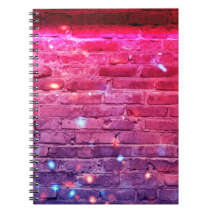 Caderno Espiral Luz neon: parede de tijolos vazia.