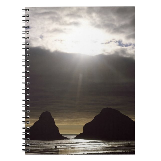 Caderno Espiral Luz sobre Ocean Rocks Oregon (Frente)
