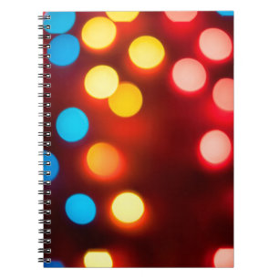 Caderno Espiral Luzes de natal desfocadas. Bokeh de Ano Novo. Abst