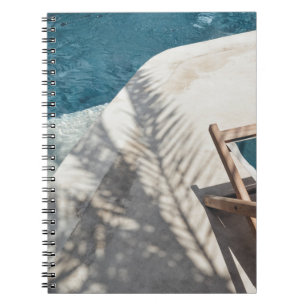 Caderno Espiral Madeira marrom mais solta perto do corpo de água