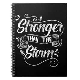 Caderno Espiral Mais Forte Que A Tempestade, Tipografia Motivacion