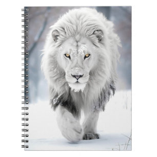 Caderno Espiral Majestoso Leão Branco em Design de Paisagem Invern