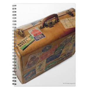 Caderno Espiral mala de viagem antiquado com etiquetas do viagem