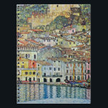Caderno Espiral Malcesine no lago Garda por Gustav Klimt<br><div class="desc">Malcesine no lago Garda (1913), por Gustav Klimt, é uma pintura simbolista vitoriana da Era Art Nouveau de arte. Uma bela vista da cidade italiana de Malcesine, com edifícios e casas à beira do porto. As casas e barcos lançam um reflexo na água calma. Vocês podem ver as paredes do...</div>