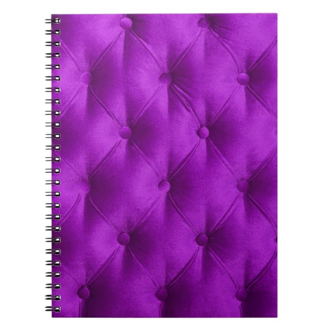 Caderno Espiral Matéria têxtil violeta de veludo roxo com fundo tê (Frente)