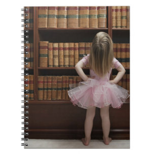Caderno Espiral menina nas capas do livro da leitura do tutu