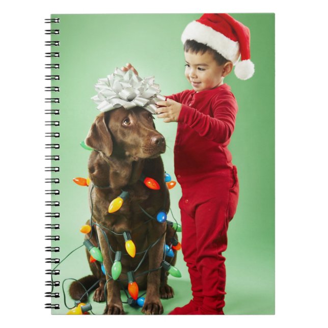 Caderno Espiral Menino novo que envolve luzes de Natal em torno de (Frente)
