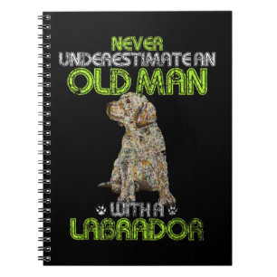 Caderno Espiral Mens Nunca Subestimam Um Velho Com Um Labrado