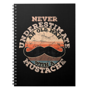 Caderno Espiral Mens nunca subestimam um velho com um Mustach
