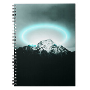 Caderno Espiral Misteriosa luz azul-neon da montanha nevada