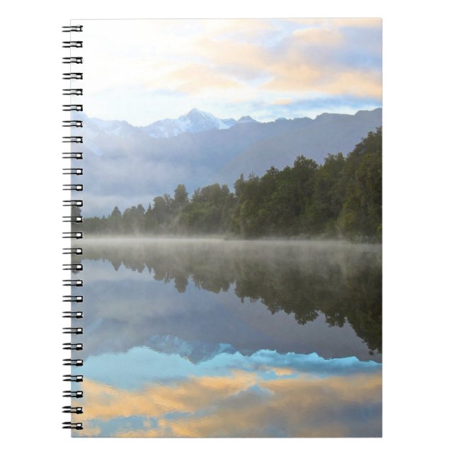 Caderno Espiral Misty Lake Trees Refletir Foto Tranquil Natureza (Frente)