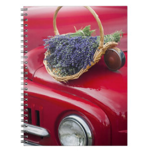 Caderno Espiral Molhos de lavanda descansam em velho caminhão de f
