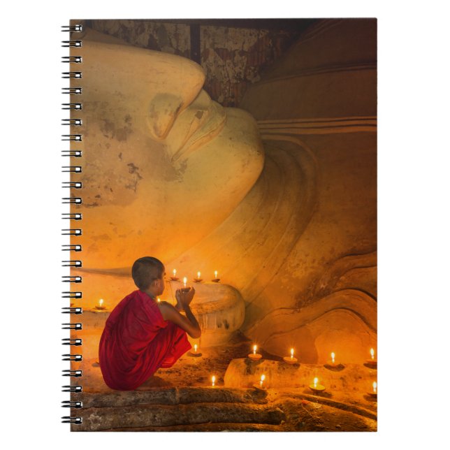 Caderno Espiral Monge rezando perto de um Buda (Frente)