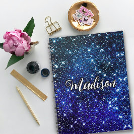 Caderno Espiral Monograma branco iridescente azul brilhante