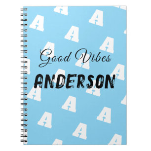 Caderno Espiral Monograma de boas vibrações com nome azul