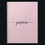 Caderno Espiral Monograma de nome com letra cursiva moderna rosa G<br><div class="desc">Caderno espiral de assinatura feminina com monograma de nome moderno, simples e rosa Blush poeirento. Este design minimalista de cor simples apresenta seu primeiro nome em uma linda tipografia de letra manuscrita com cauda swash e é fácil de personalizar. Ótimo presente personalizado feminino para festa de aniversário, casamento, chá de...</div>