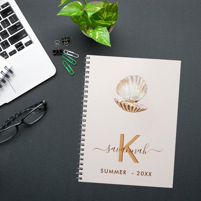 Caderno Espiral Monograma de vieiras de rocha-branca (Criador carregado)