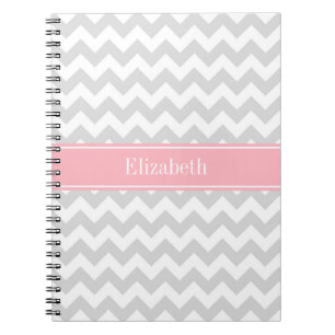 Caderno Espiral Monograma do nome do rosa do ziguezague de Chevron