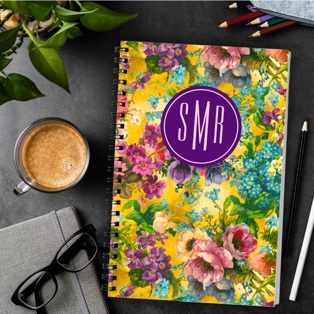 Caderno Espiral Monograma do padrão floral amarelo púrpura da vind (Criador carregado)