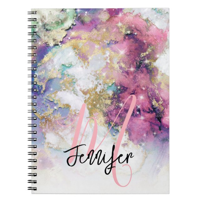 Caderno Espiral Monograma Dourado de Espaço em Galáxia Roxa Person (Frente)