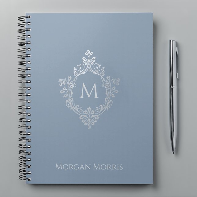 Caderno Espiral Monograma Dusty Blue Elegage Crest e Nome (Criador carregado)