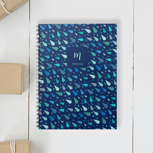 Caderno Espiral Monograma e nome personalizados das gotas de chuva (Modern blue water drops custom monogram and name notebook)