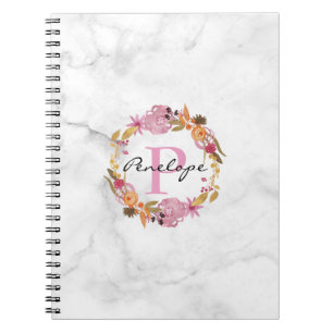 Caderno Espiral Monograma floral cor-de-rosa bonito da grinalda