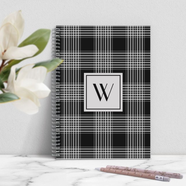 Caderno Espiral Monograma Moderno de Xadrez Preta e Branca (Modern Black And White Plaid Monogram Notebook)