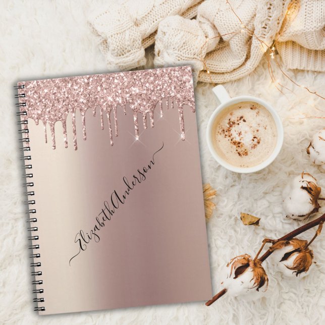 Caderno Espiral Monograma Nome Rosa Dourado Glitter Drives Trendy  (Rose gold glitter drip monogrammed name notebook.)