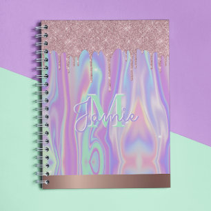 Caderno Espiral Monograma Rosa Metálico Luminoso Dourado e Irides