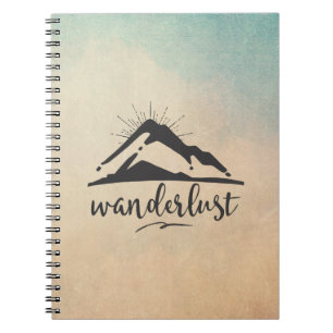 Caderno Espiral Montanha com raios solares e tipografia Wanderlust