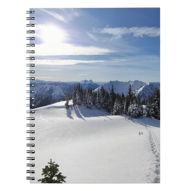 Caderno Espiral Montanhas cobertas por neve e Evergreens (Frente)
