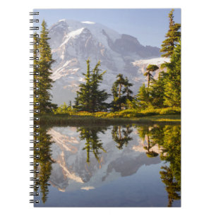 Caderno Espiral Mt. Rainier refletido em um tarn perto de Plummer