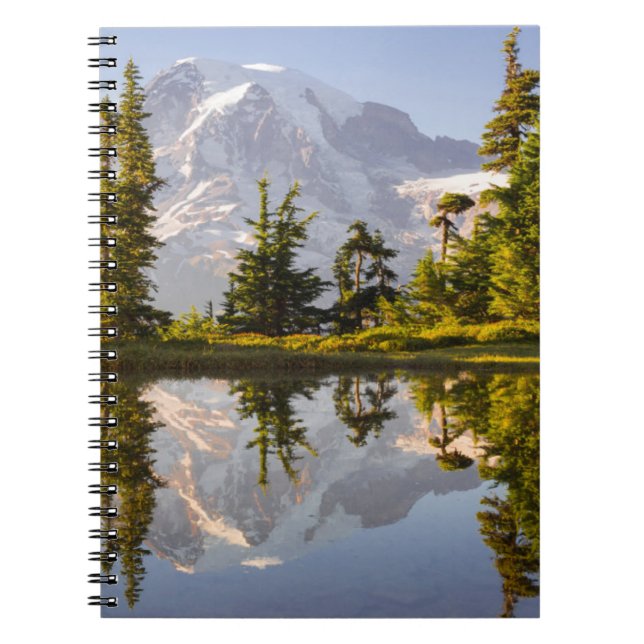 Caderno Espiral Mt. Rainier refletido em um tarn perto de Plummer  (Frente)