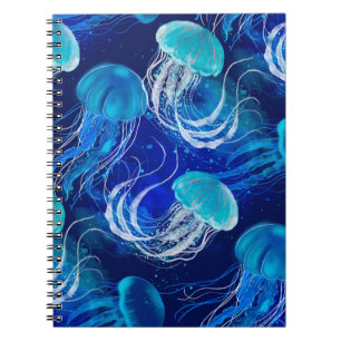 Caderno Espiral Muitas águas-vivas azuis nadando debaixo d'água. S