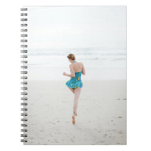 Caderno Espiral Mulher caminhando na praia perto da praia