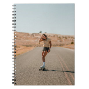 Caderno Espiral Mulher de camisa branca correndo na estrada pela m