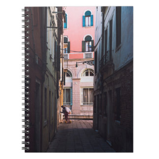CADERNO ESPIRAL MULHER DE CAMISA BRANCA E CALÇAS NEGRAS CAMINHANDO