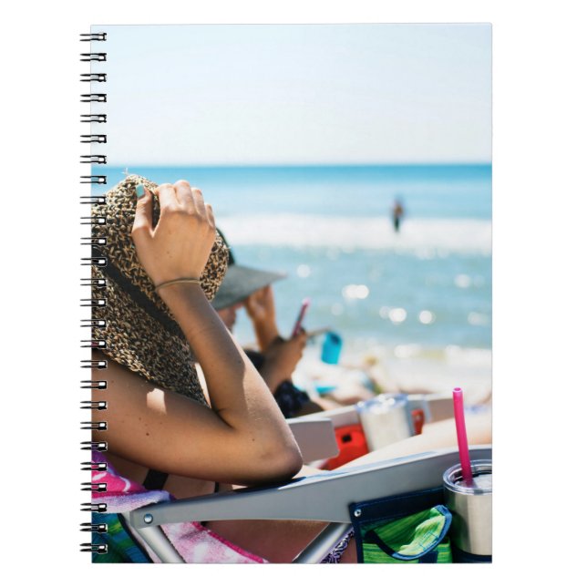 Caderno Espiral Mulher deitada no sol solta cobrindo seu rosto com (Frente)