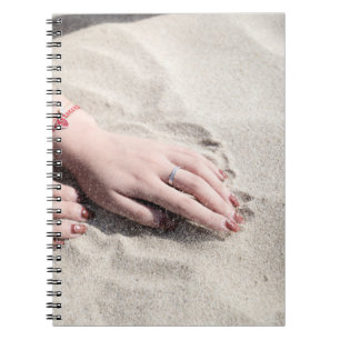 Caderno Espiral Mulher deitada sobre areia branca