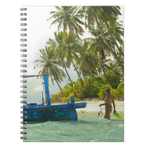 Caderno Espiral Mulher em pequeno barco de pesca tradicional,