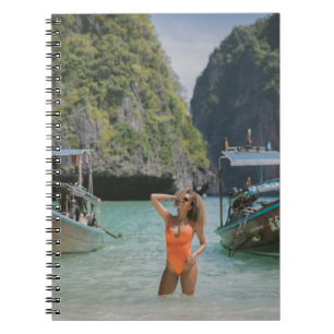 Caderno Espiral Mulher no corpo de água entre barcos marrons