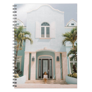 Caderno Espiral Mulher sentada em frente ao prédio