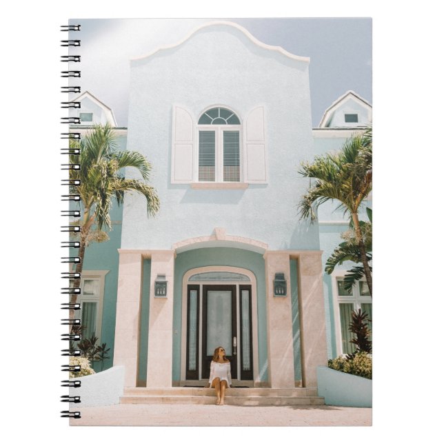 Caderno Espiral Mulher sentada em frente ao prédio (Frente)