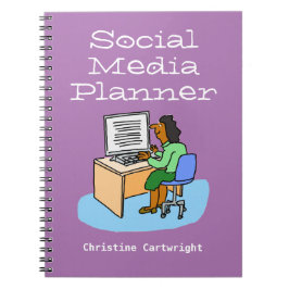 Caderno Espiral Mulher trabalhando com mídias sociais no computado