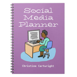 Caderno Espiral Mulher trabalhando em Mídia Social em um computad