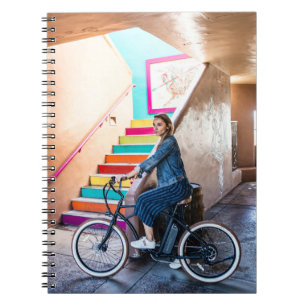 Caderno Espiral Mulher vestindo jaqueta de denim azul e shorts