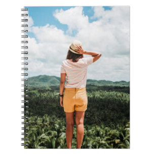 Caderno Espiral Mulher vestindo shorts amarelos
