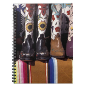 Caderno Espiral NA, EUA, Novo México, Santa Fé. Botas de cowboy